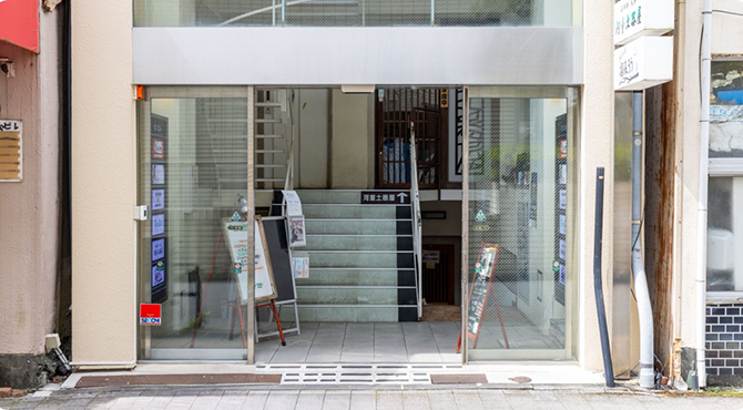 nicoa パーソナルトレーニングジムは静岡県静岡市葵区呉服町2-5-3 E-1ビル4Fにあります。この写真は外観イメージを表示しています。